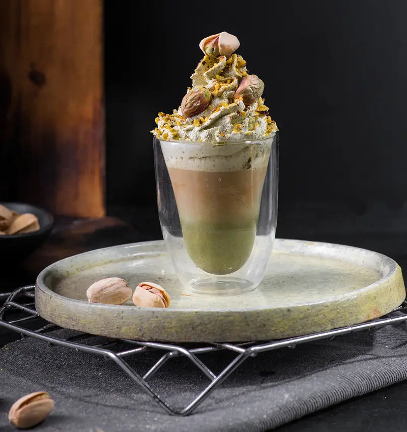 espresso mit pistaziencreme im glas