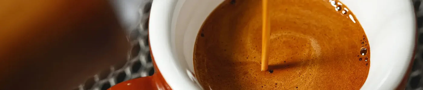 espresso von caffen mit dunkler crema 