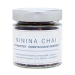 bio chai tee mit feinen gewürzen im probeglas