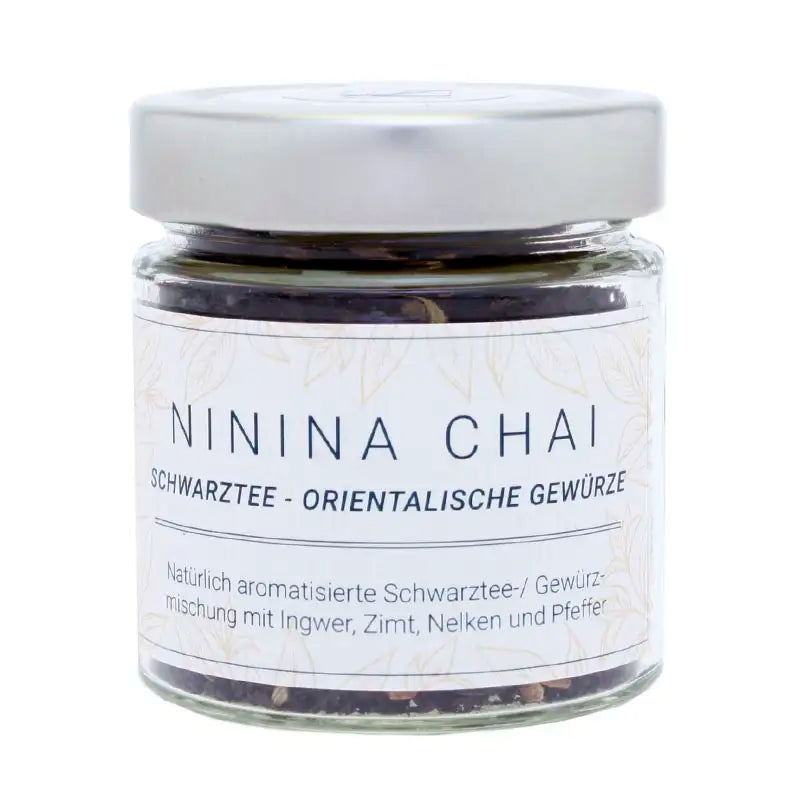bio chai tee mit feinen gewürzen im probeglas