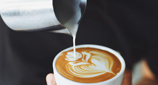 cappuccin in latte art mit blume 