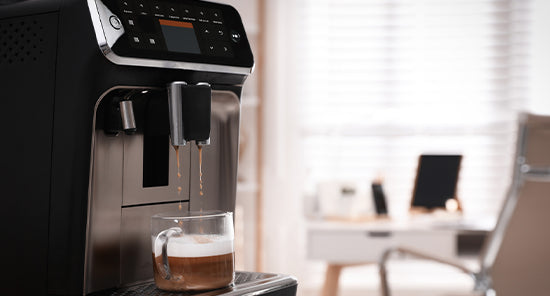 kaffeevollautomat mit cappucino ideal für büro und zuhause. kaffeebohnen und feinste espressoröstungen
