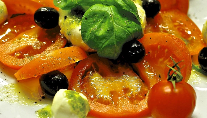 tomaten und oliven antipasto mit feiner sauce