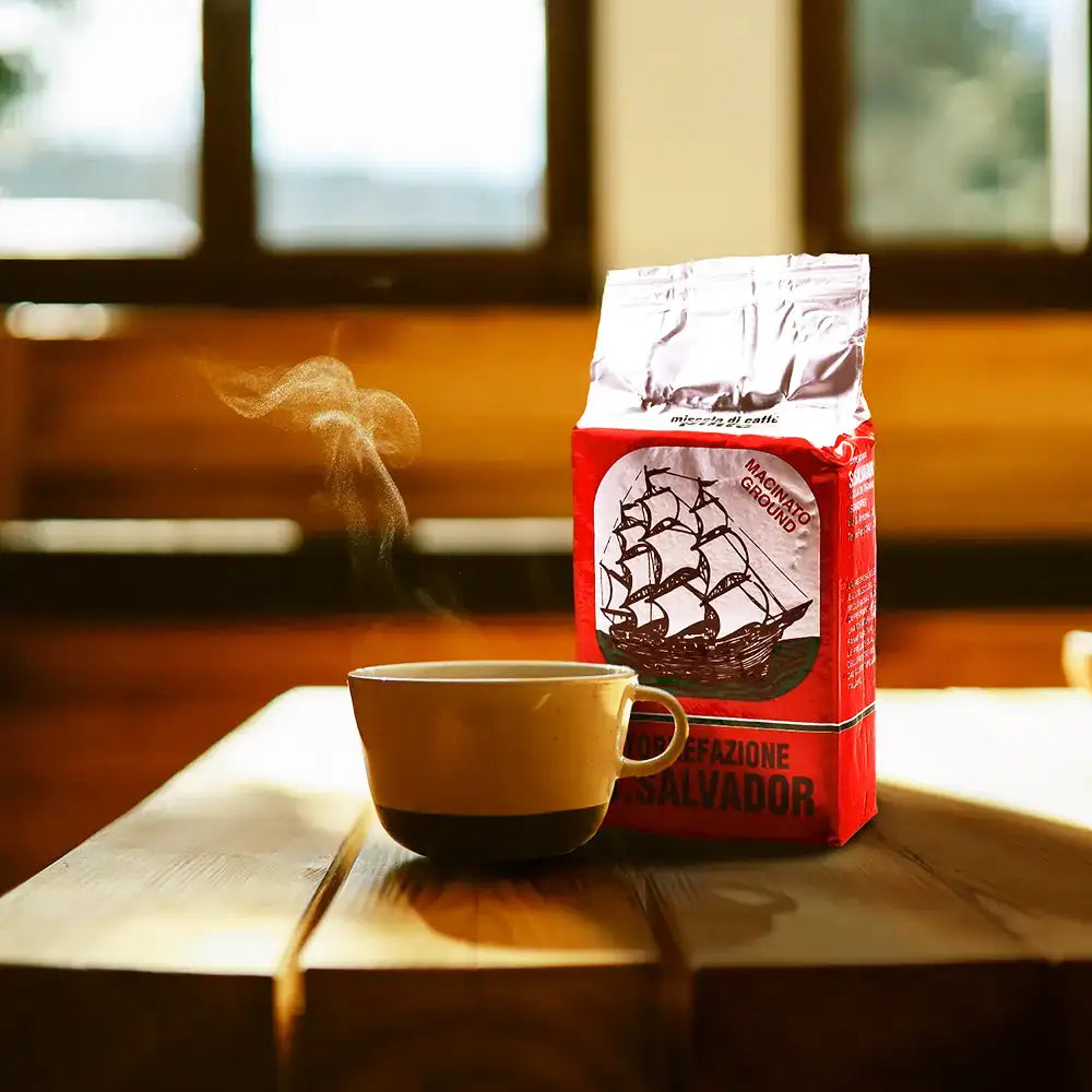 gemahlener feiner espresso für die mokakanne oder siebträger für einen feinen kaffee aus italien